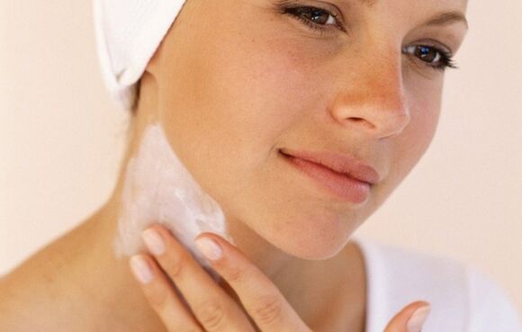 Utilisez une crème pour rajeunir la peau du cou et des épaules