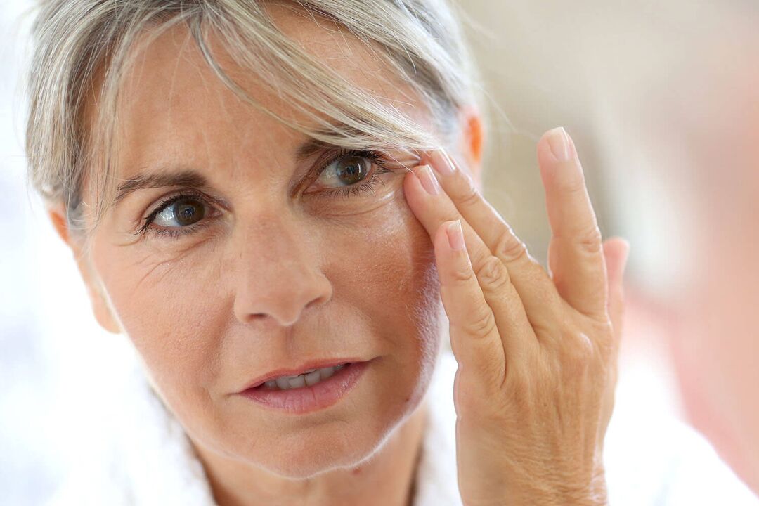 L'auto-massage facial aide les femmes de plus de 50 ans à rester jeunes