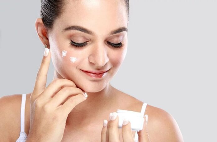 Avant d'utiliser le masseur, appliquez une crème de massage sur votre visage
