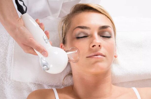 La procédure de massage sous vide aidera à nettoyer la peau du visage et à lisser les rides