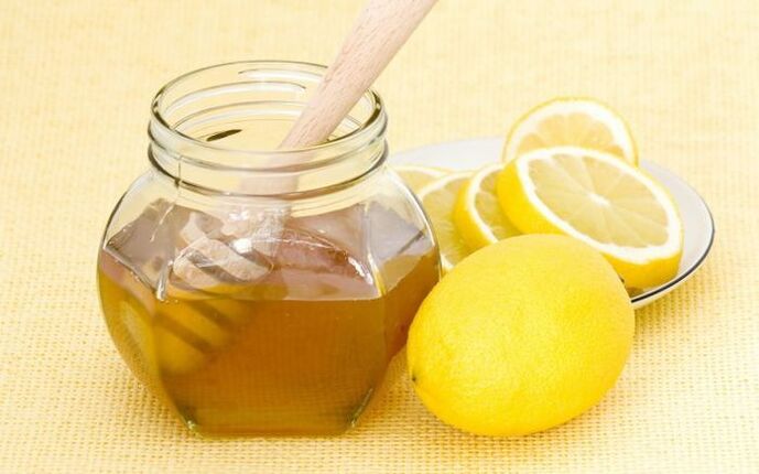 Le miel et le citron sont utilisés pour réparer le masque