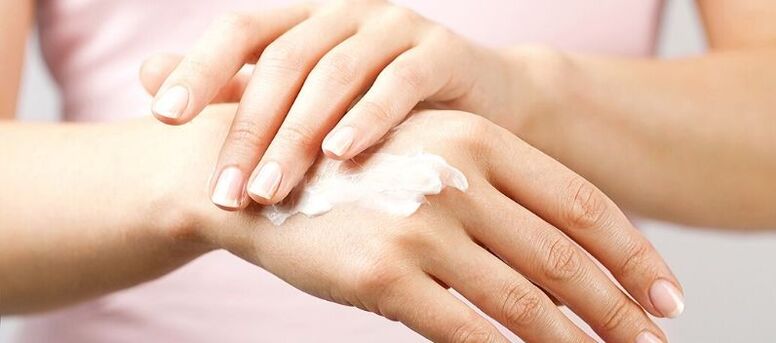 Appliquer la crème sur la peau des mains